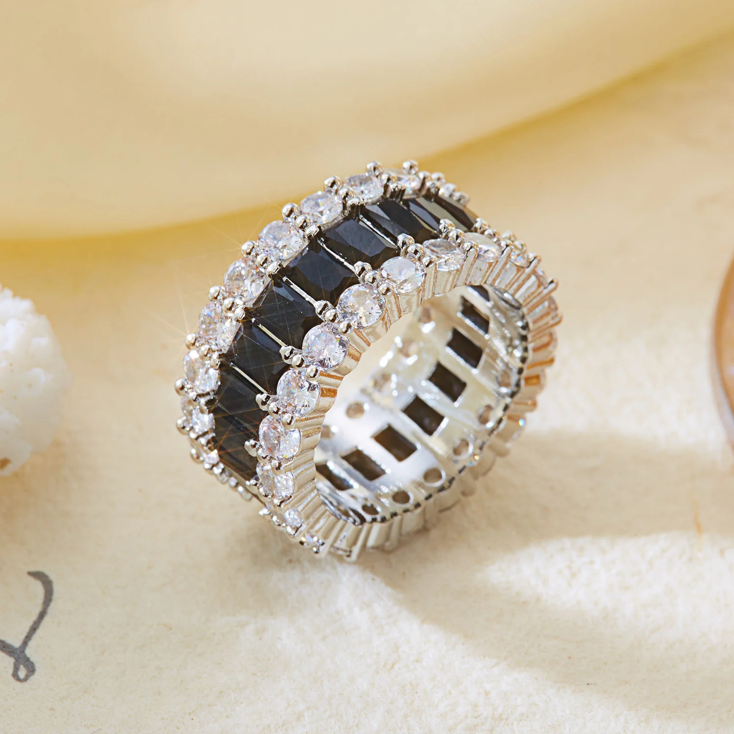 Persönliche Schwarze CZ-Eheringe für Frauen, Luxuriöse Glitzernde Zirkonia-Ringe, Exquisiter Hochzeitsschmuck als Geschenk – Detail 6