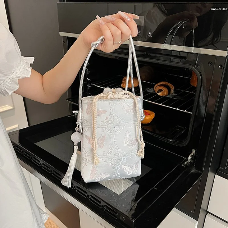 

Luxury Duffel Bag For Women With Dual Handles And Shoulder Strap For Sporty Yet Elegant Travel