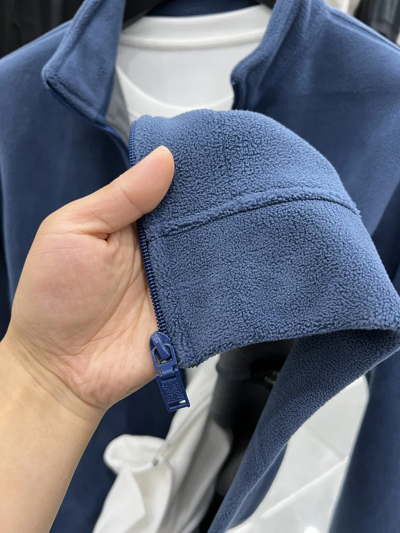 Luxuriöse Plüsch-Winterjacke mit Stehkragen für Herren, Designer-Marke, Pony-Stickerei, Modischer und Bequemer Reißverschluss-Mantel – Detail 24