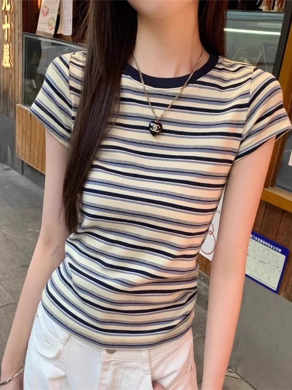 Retro amerykańska koszulka damska w paski, dopasowany krój, letni design, bluzka z odkrytymi ramionami.