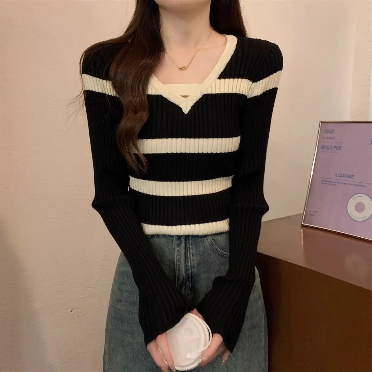 2024 High End Black Striped V-neck Design Knitted Sweater Top for Women\'s Autumn and Winter New Style Temperament Base Sweater