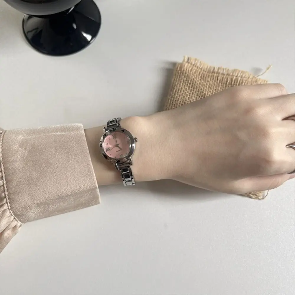 

Модные изысканные золотые наручные часы с маленьким круглым циферблатом, серебряные женские часы, винтажные классические кварцевые наручные часы для повседневной носки