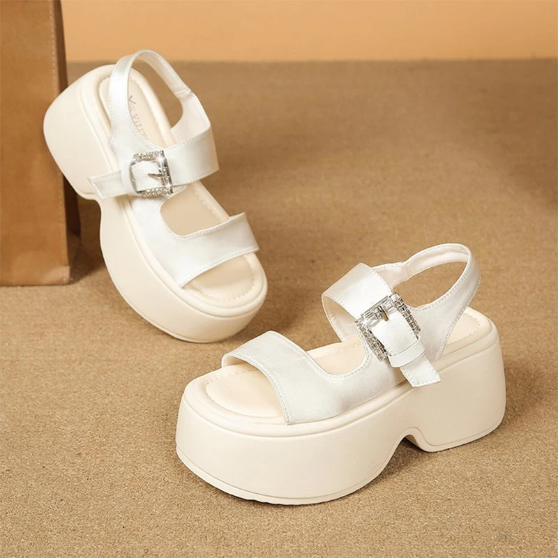 

Дизайнерские туфли на платформе из роскошного сатина, модные женские сандалии с пряжкой из страз, на массивном каблуке-танкетке, с открытым носком.