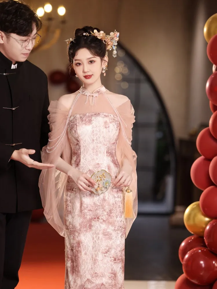 A new style of Chinese-style dress featuring pink halter cheongsam for toasting