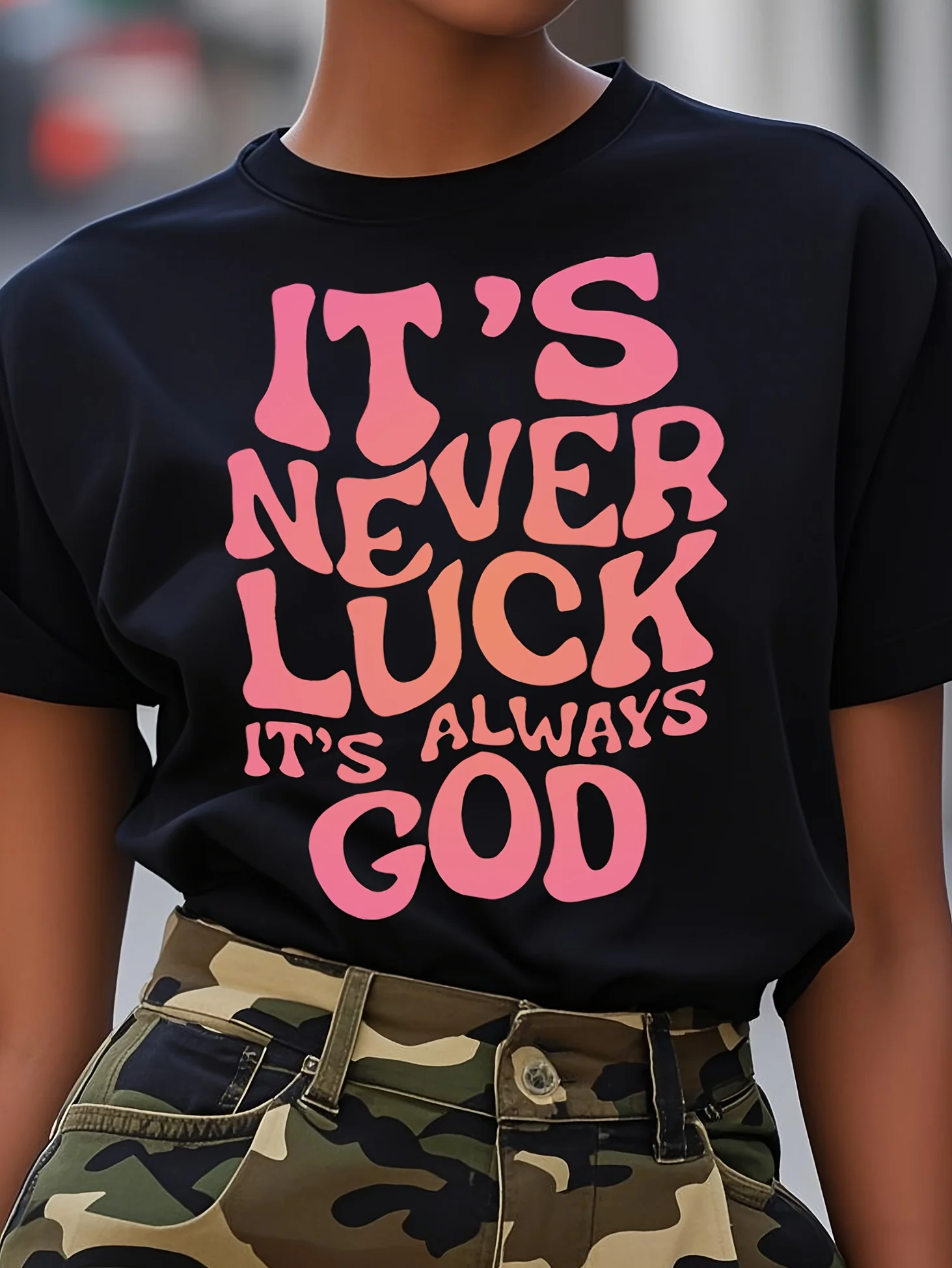 تي شيرت نسائي مموه ملهم "It's Never Luck It's Allways God" طباعة تي شيرت كاجوال لجميع المواسم مع نسيج متمدد صغير