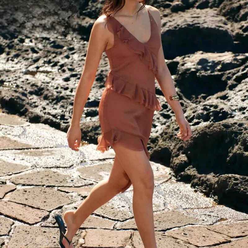 Vestido curto de verão, recém-chegado, assimétrico, em camadas, com alças decorativas, e, com cintura marcada, sem man...