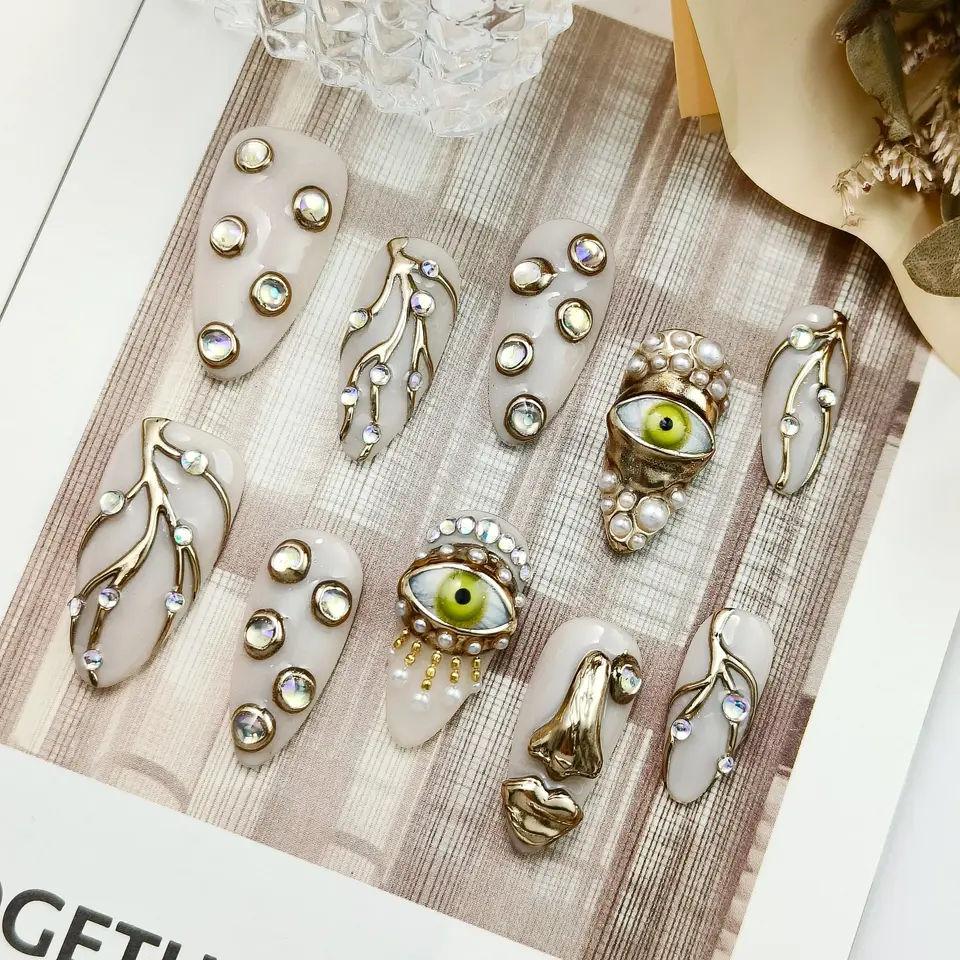 10 uñas postizas stiletto largas hechas a mano, lujo blanco y dorado, con ojos, labios y perlas 3D, góticas, para regalo de San Valentín 2