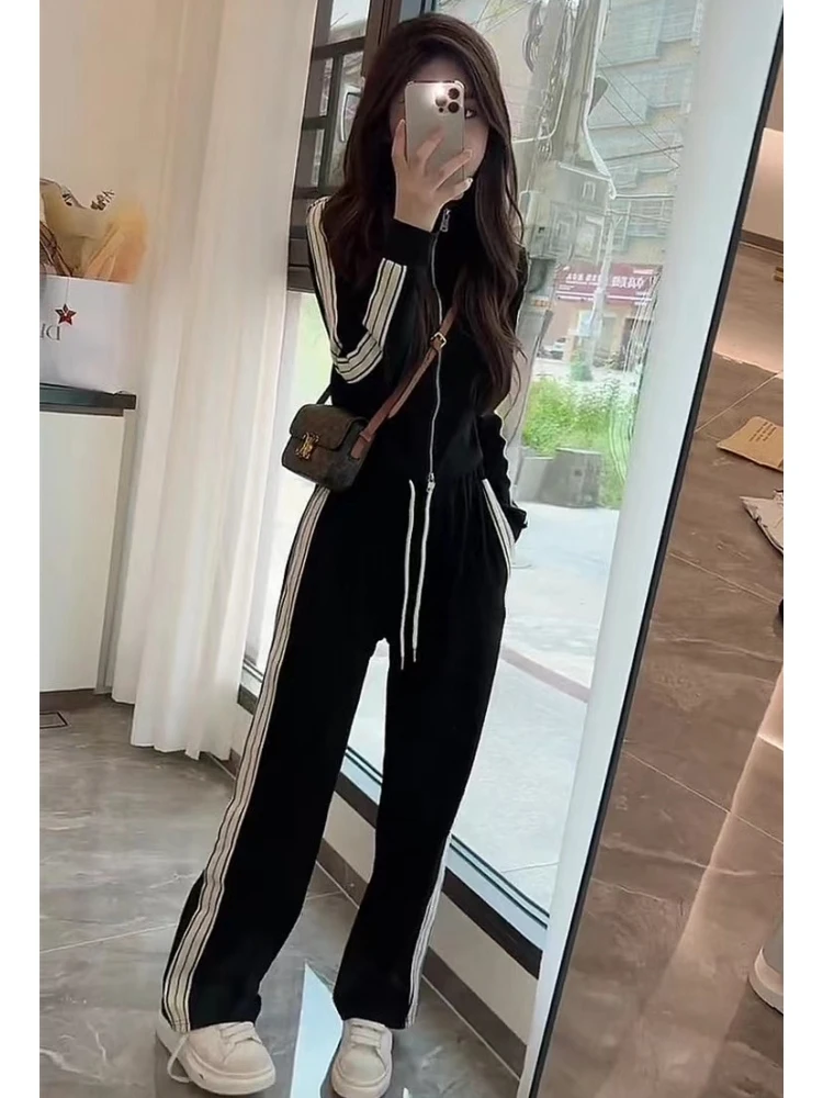 

Спортивный повседневный костюм-двойка для женщин: модный уличный стиль, омолаживающий эффект, весна 2025, новинка