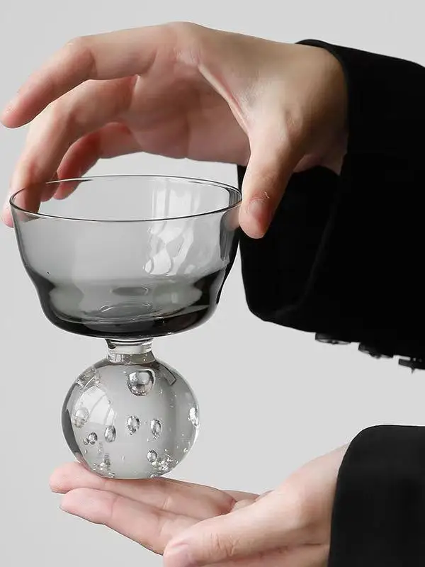 

Handmade Glass Cotail Cup with Atray Base Retro Bubble Design High Aesthetic Value Clear Color Single Layer Beverage Cup