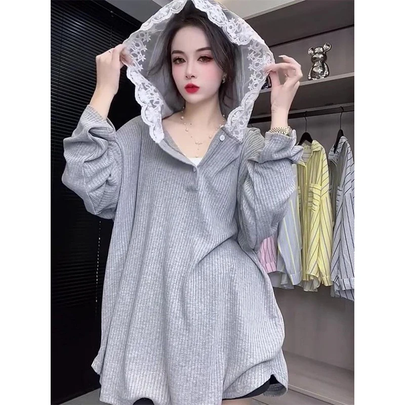 

Женская осенняя универсальная свободная толстовка средней длины с капюшоном и кружевными вставками, корейский стиль, для повседневной носки, размеры 300+