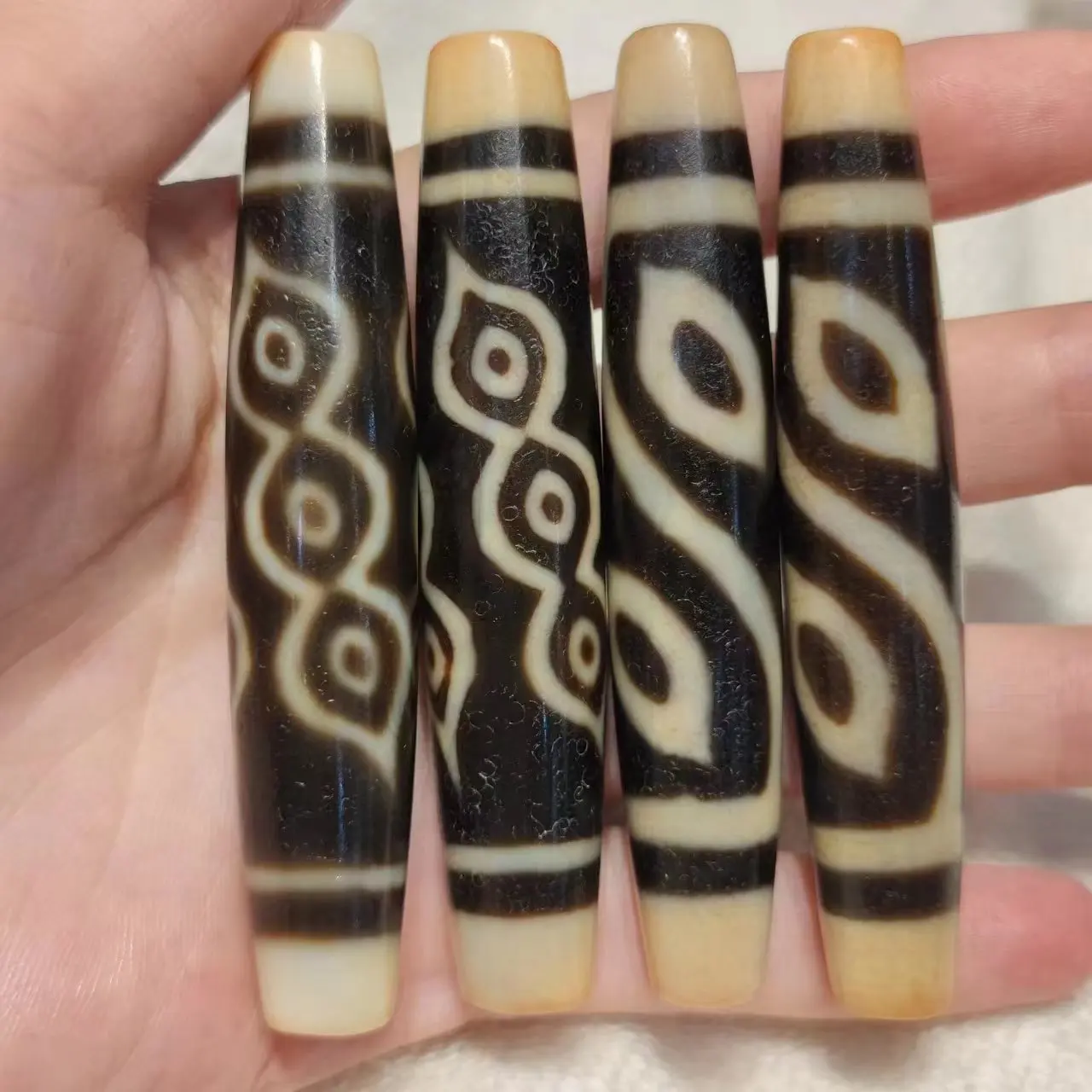 1pcs/lot natural multi-pattern agate dzi White core holes Weathering lines Large size 80mm Necklace pendant jewelry Ethnography