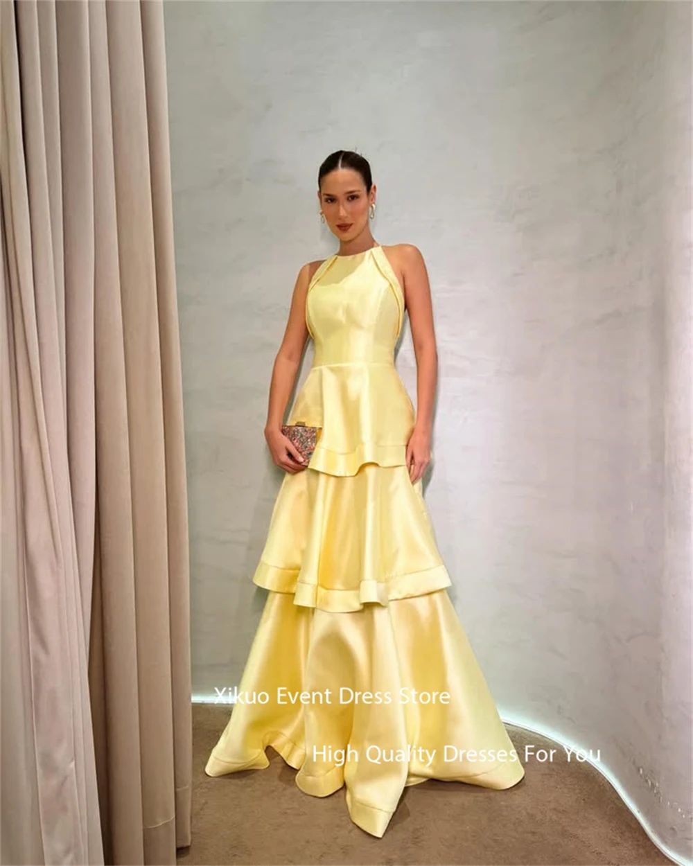 Xikuo Anmutiges gelbes Satin-Abendkleid, A-Linie, Neckholder, Robe De Soirée, abgestuftes Cocktail-Plissee-Abschlussball-Partykleid, individuell gestaltet