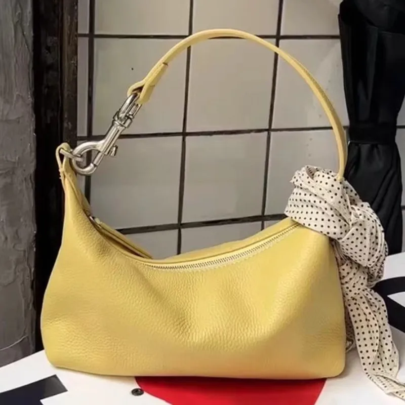 

A niche designer handbag for women, a simple hand-held underarm bag, a fashionable and stylish baguette bag for women