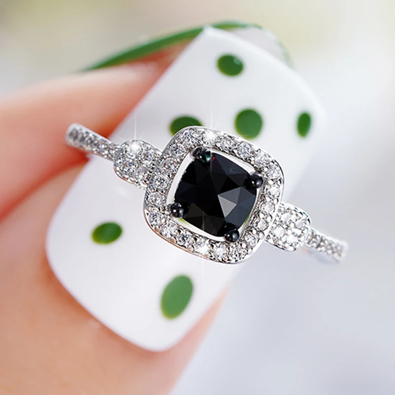 Huitan Black Cz Ringen Voor Vrouwen Unieke Trouwbanden Accessoires Zilver Kleur Low-Key Vrouwelijke Vinger-Ringen Nieuwe Trendy Sieraden