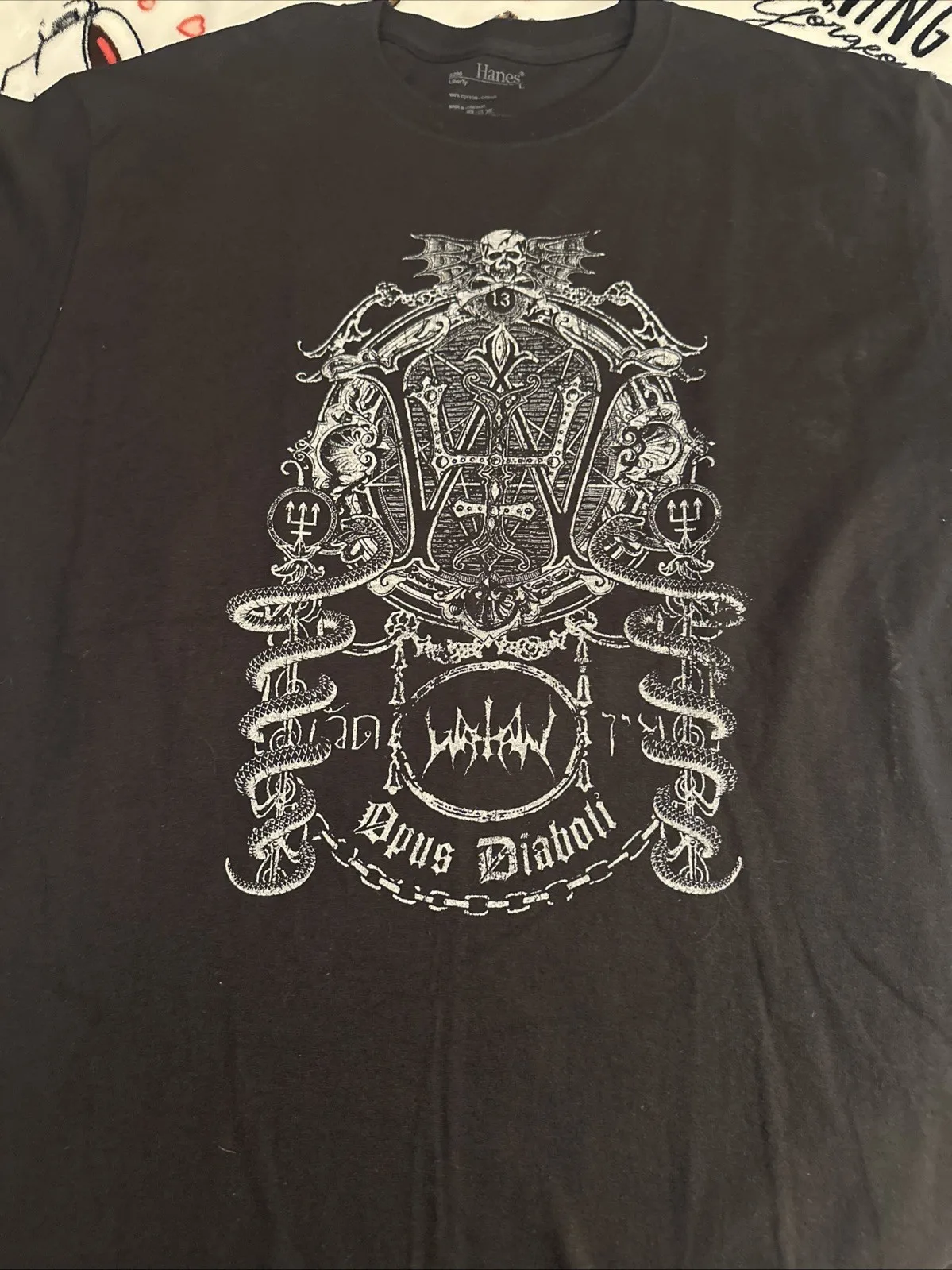 La camisa exclusiva de Watain Opus Diaboli viene solo caja de CD/DVD grande