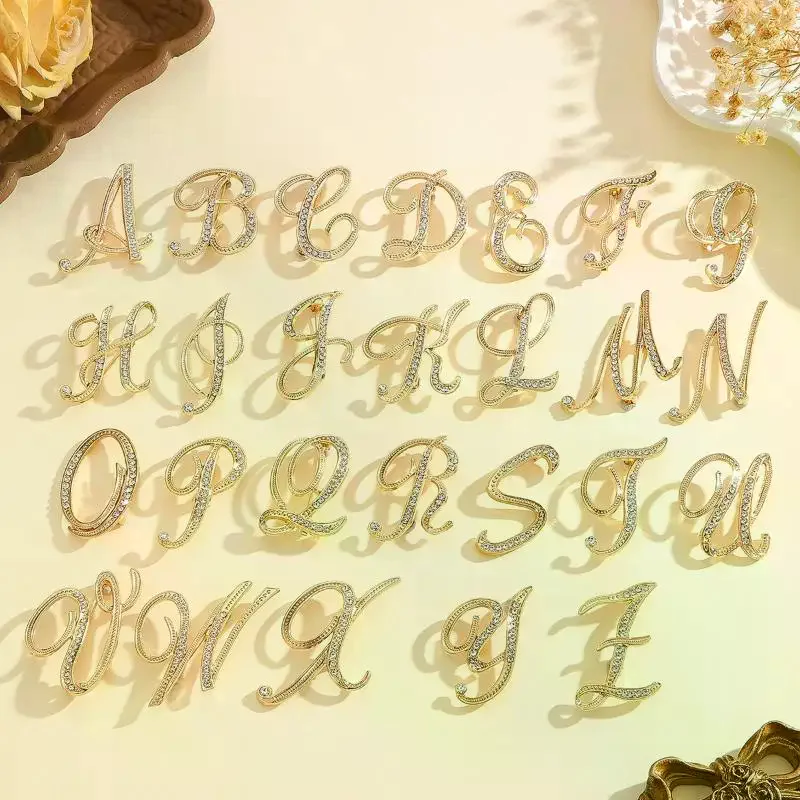 المرأة A-Z رسالة بروش الراين كريستال الذهب اللون الإنجليزية الأبجدية دبابيس معدنية لطيف بروش مجوهرات اكسسوارات هدية