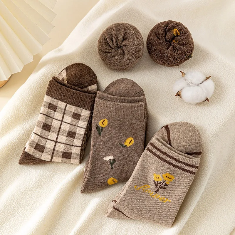 5 pares 2025 calcetines gruesos de punto a media pantorrilla para mujer calcetines cálidos con agarre de estilo Vintage Otoño Invierno chica escuela calcetines calientes mujer al por mayor