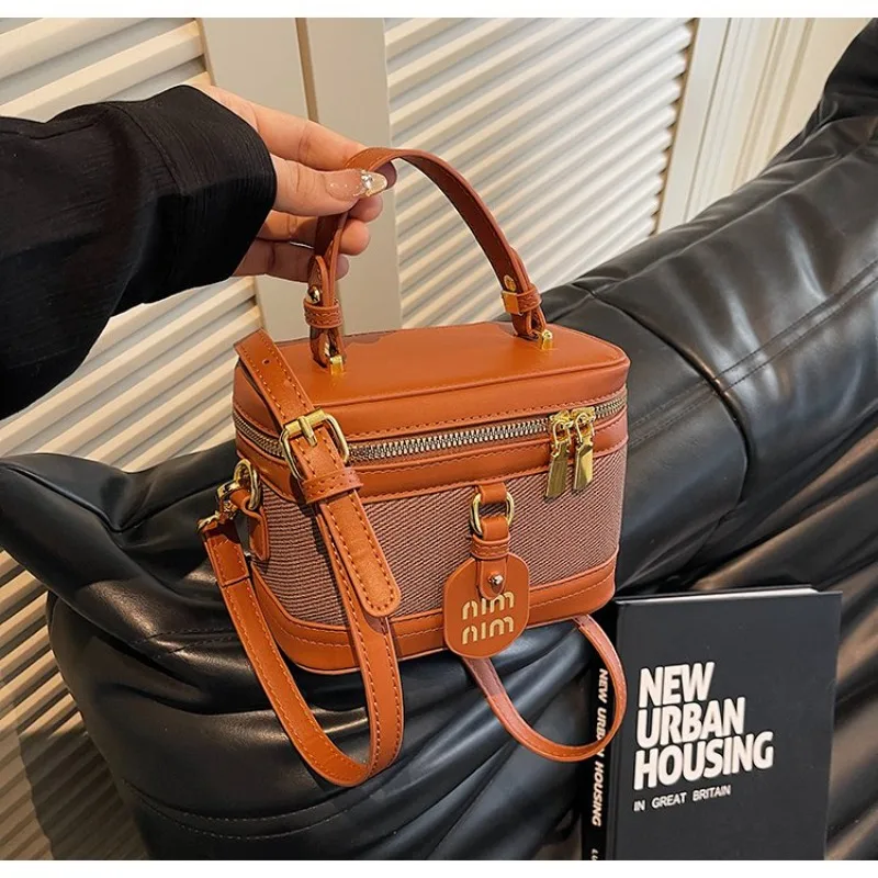 

Versatile High-End Small Square Bag Trendy Women's Shoulder Bag with Exquisite Texture Perfect for Daily Commute & Party