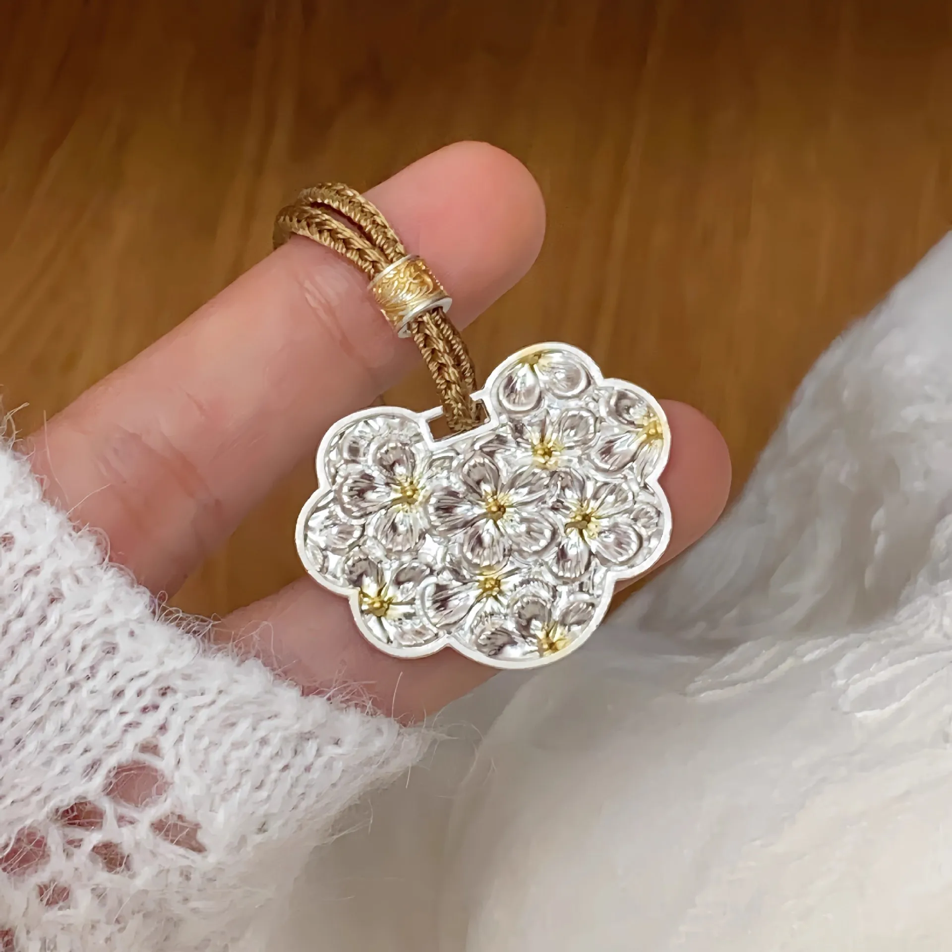 Original frosted relief cameo silver fox pendant flower double-sided necklace retro handsome sweater chain banquet jewelry