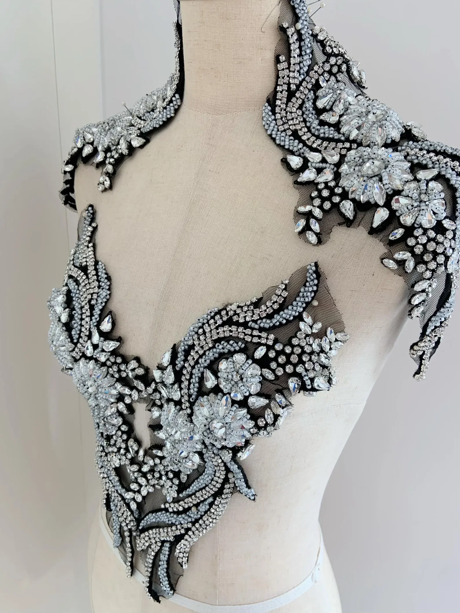 

Черно-белая нашивка со стразами и аппликацией для платья, кутюр, бального платья, танцевального костюма, платья на день рождения