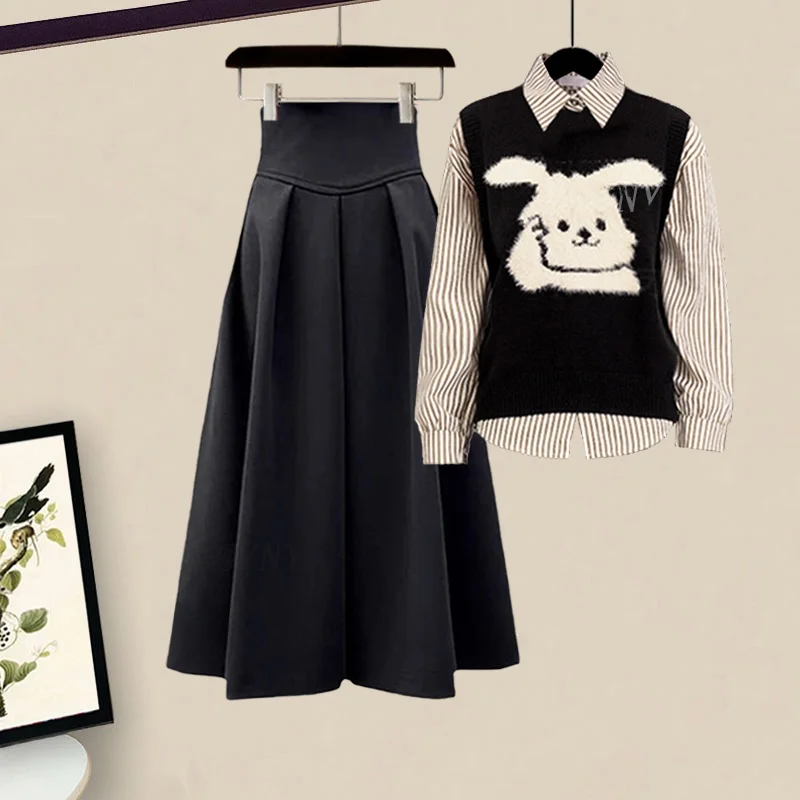 

Модный женский комплект-тройка больших размеров: рубашка с длинным рукавом в полоску, жилет и юбка в университетском стиле для осени и зимы.