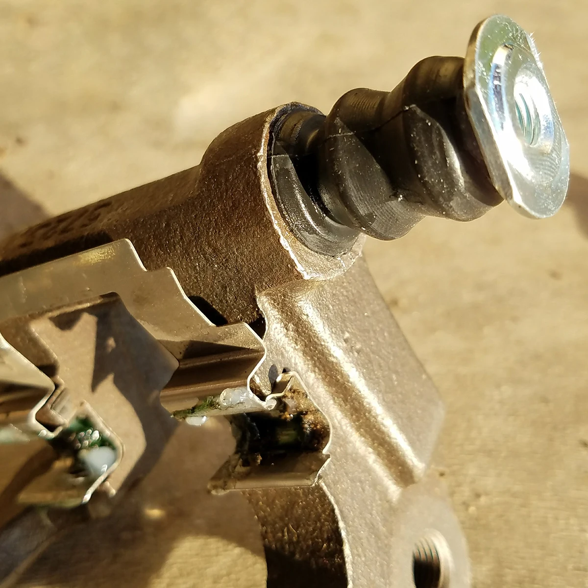 1/2 ZESTAW do Opel/Vauxhall Adam 2012-2019 przedni zacisk hamulcowy ślizgacze prowadnice śruby zestaw lewy prawy obudowa tarczy hamulcowej mieszek tuleja