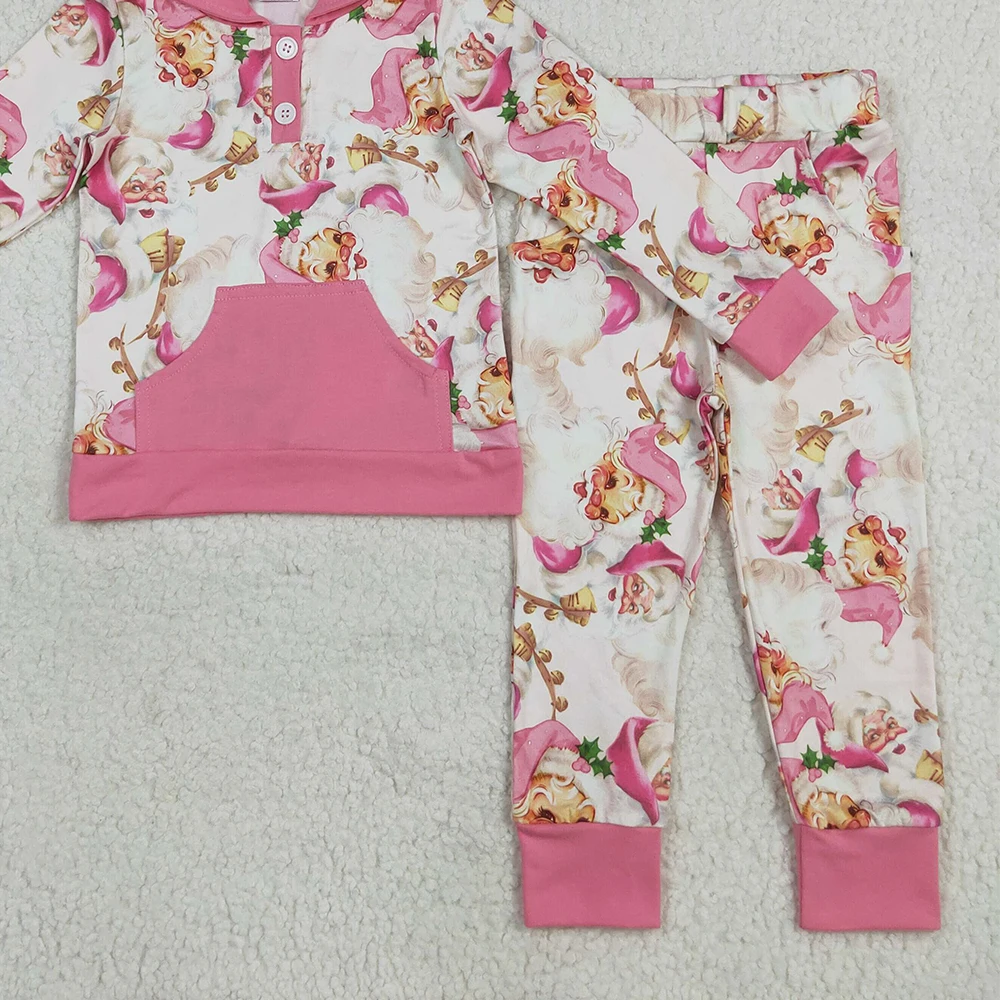طقم ملابس بقلنسوة سانتا لعيد الميلاد الوردي للفتيات الصغيرات مع جيوب وزر وتفاصيل متطابقة للاحتفالات في العطلات