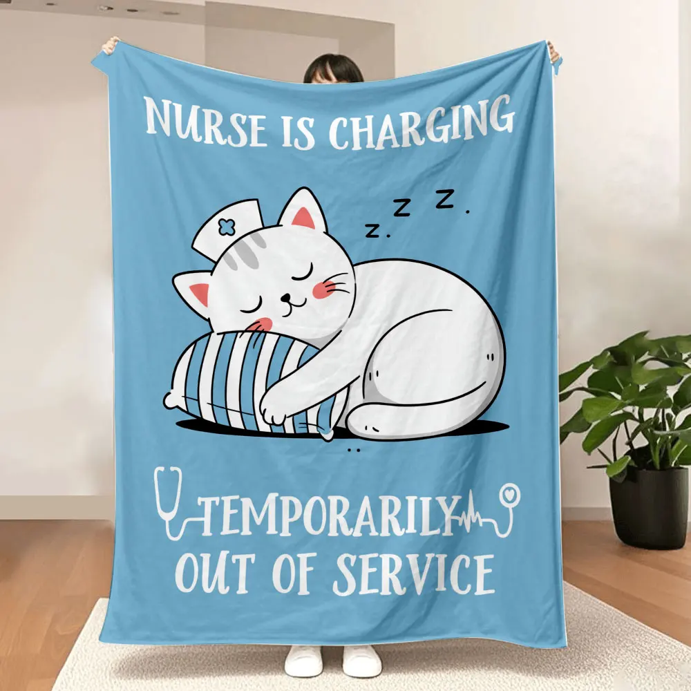 بطانية ممرضة على شكل قطة - قطة نائمة بخلفية زرقاء فاتحة كرتونية لطيفة مع قبعة ممرضة، تصميم Zzz & 'NURSE IS CHARGING'، ناعمة ومريحة