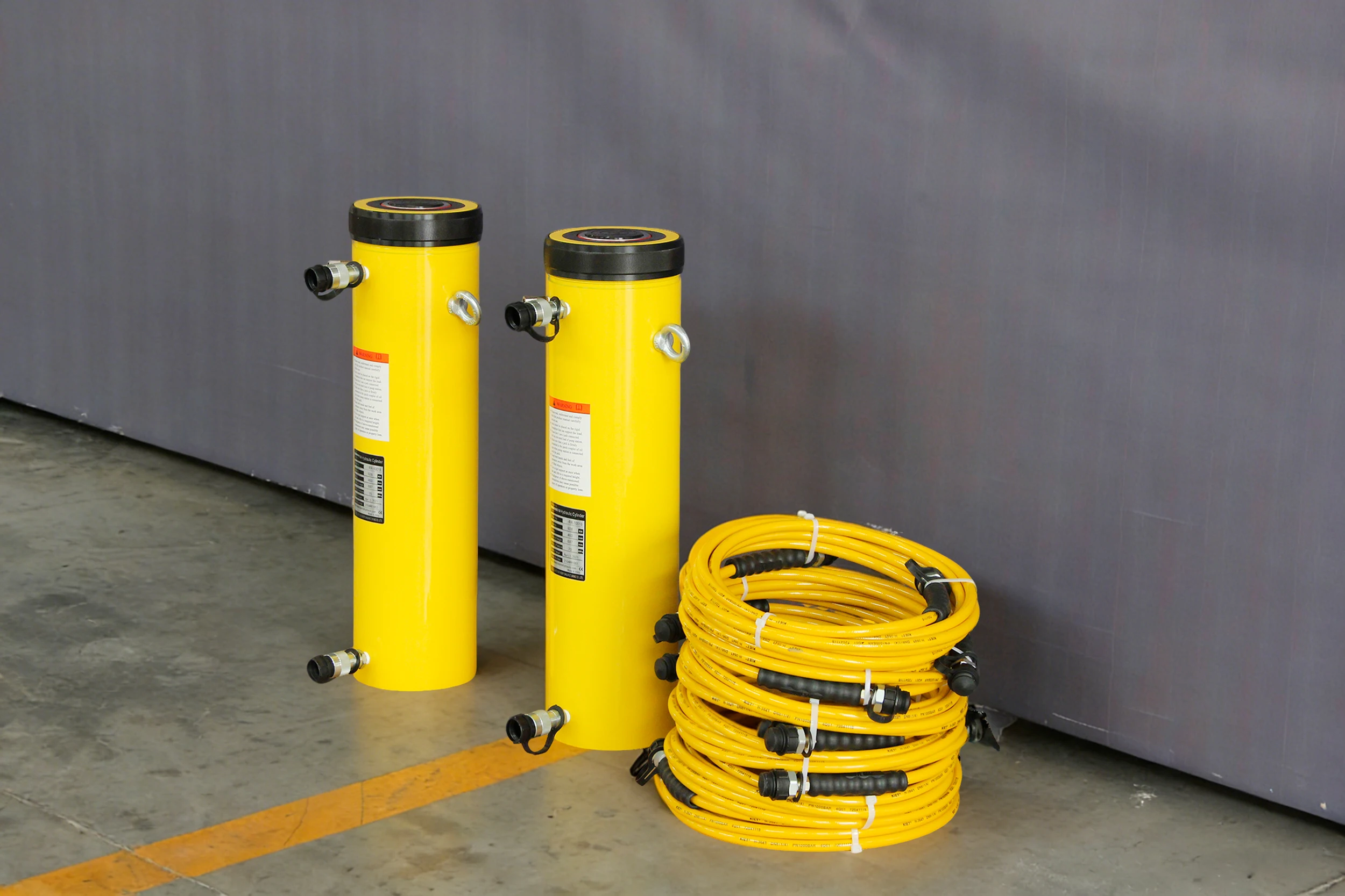 This hydraulic cylinder jack is designed for demanding industrial and heavy-duty applications requiring reliable