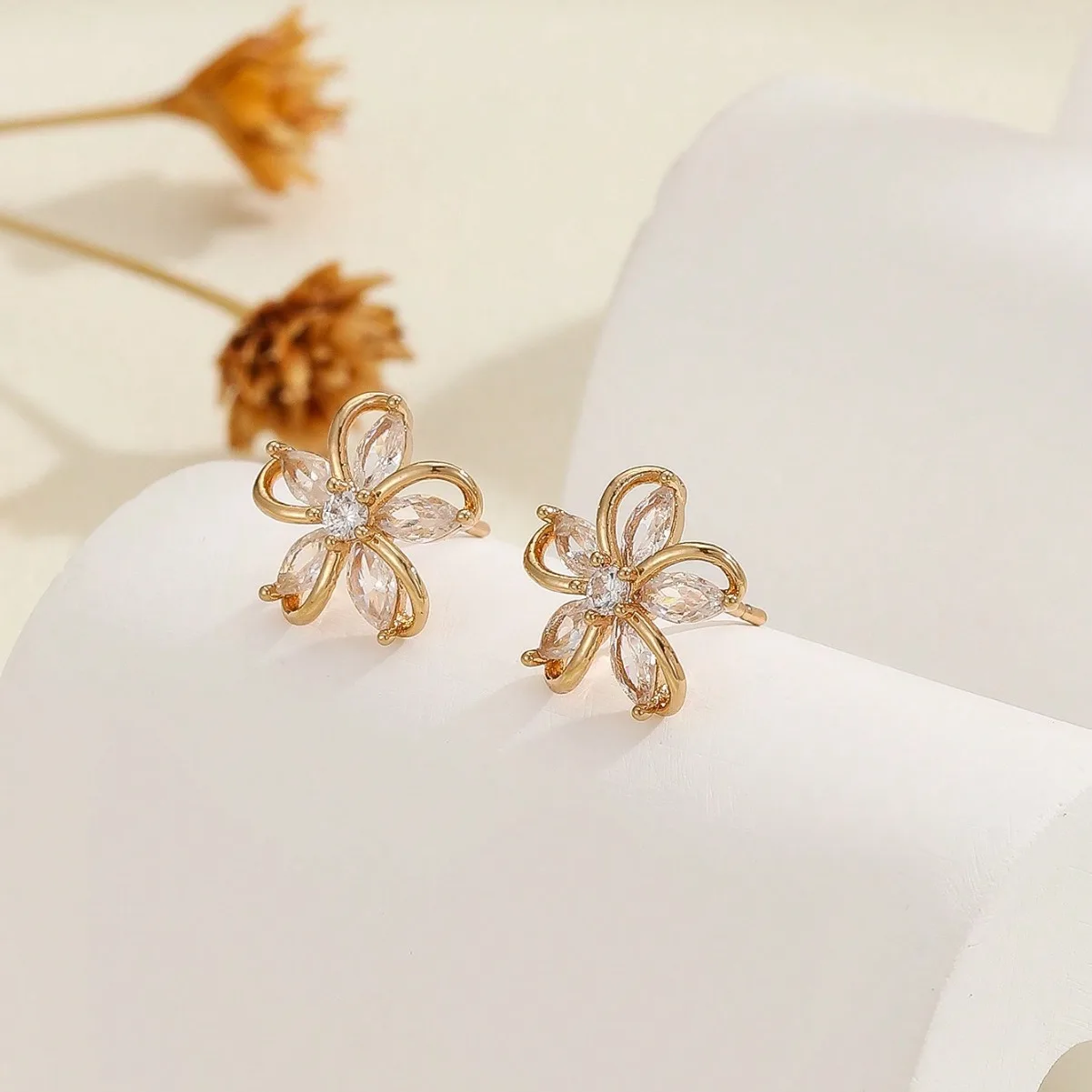 Dainty Flower Stud Earrings for Women Piercing Cartilage Ear Ring Cute Zircon Gold Color Women\'s Aesthetic Jewelry Gift