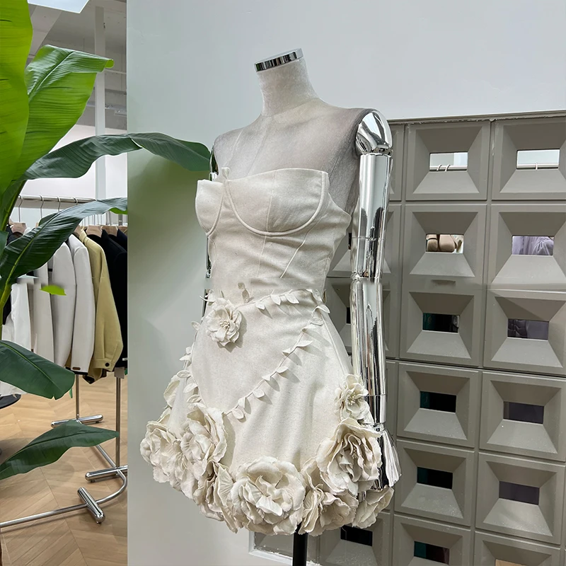 فساتين خفيفة فاخرة ثلاثية الأبعاد ملفوفة على الصدر للربيع للنساء بدون أكمام فستان قصير نحيف صيفي عالي الخصر بدون حمالات فستان قصير