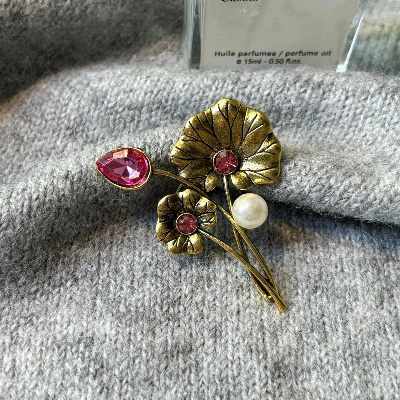 Women Elegant Classic Lotus Leaf Lily Crystal Pins Brooches Vintage Simple Design Lady Plant Party Wedding Corsage Accessories