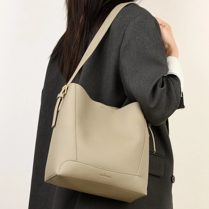 

Women's Large Capacity Faux Leather Bucket Shoulder Bag Minimalist Versatile Work Office Commute Bag