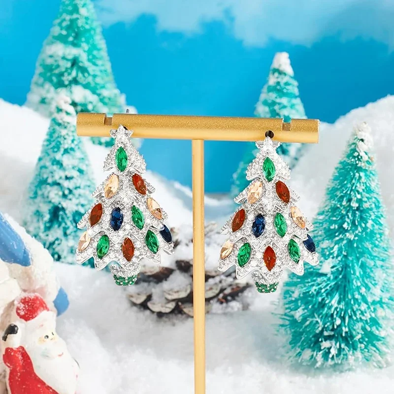 Huitan Mehrschichtige silberfarbene Weihnachtsbaum-Ohrringe mit bunten Zirkonia-Steinen, eleganter Schmuck für Damen, ideal für Festivals und Partys. – Detail 3