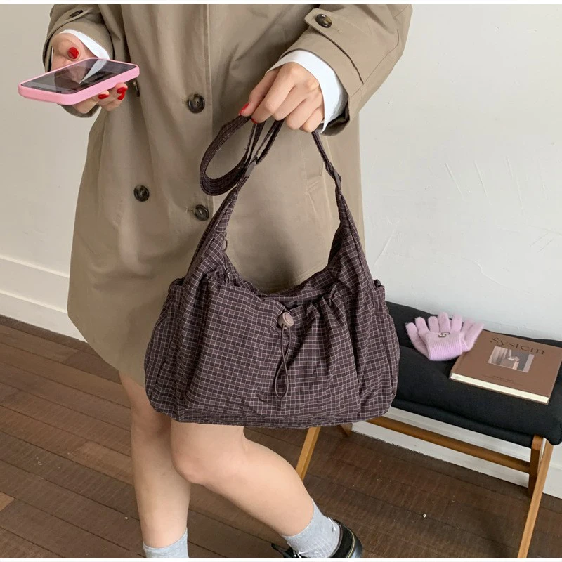 Koreanische Nylon Schulter Tasche Mode Einfache Plaid Zipper Tote Tasche Kordelzug Plissee Wolke Tasche Neue Pendler Umhängetasche Umhängetasche – Detail 4