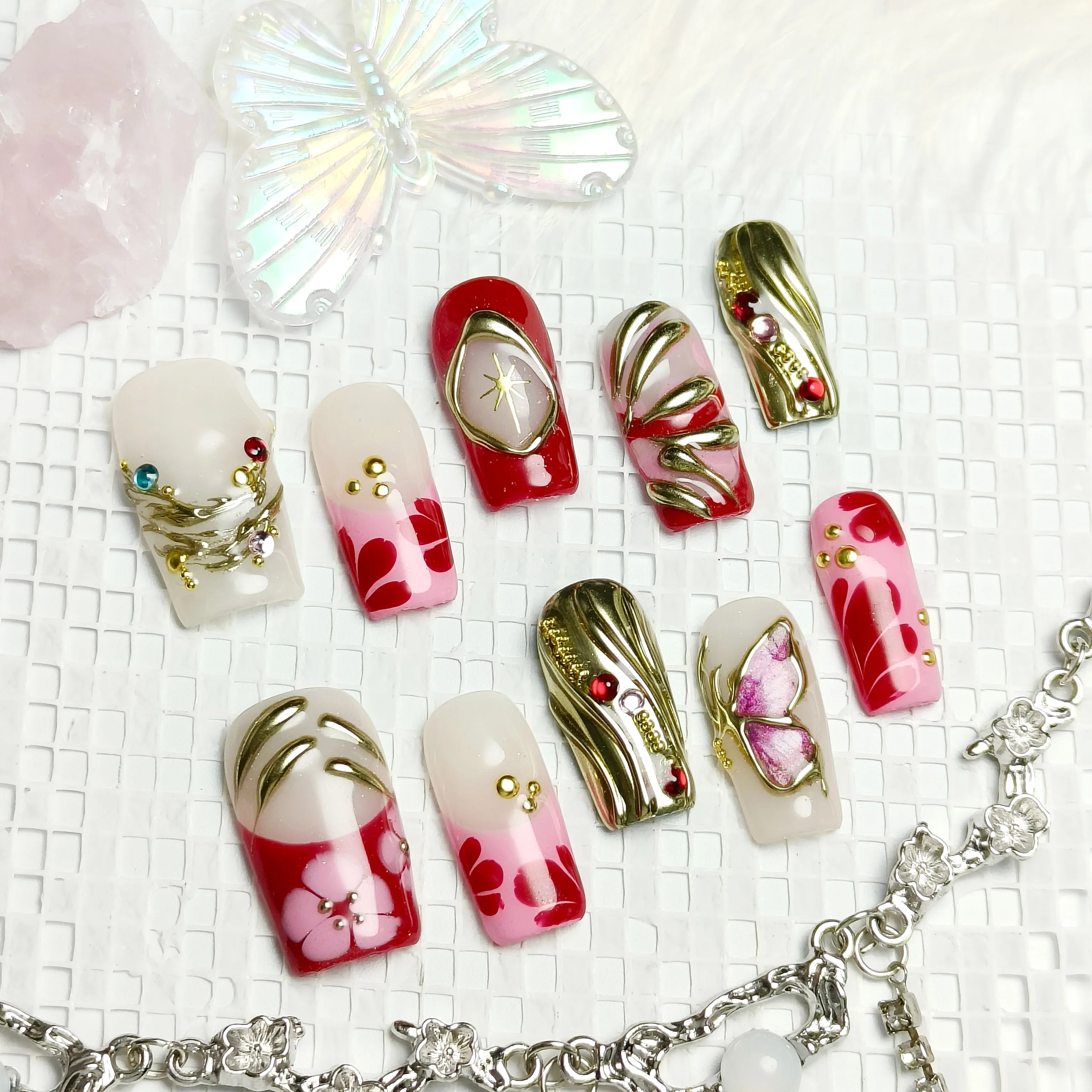 

10 шт. накладных ногтей, винтажный роскошный стиль, красные сердечки и золотые линии, 3D-детали, ручная роспись золотом, премиум-качество, ручная работа