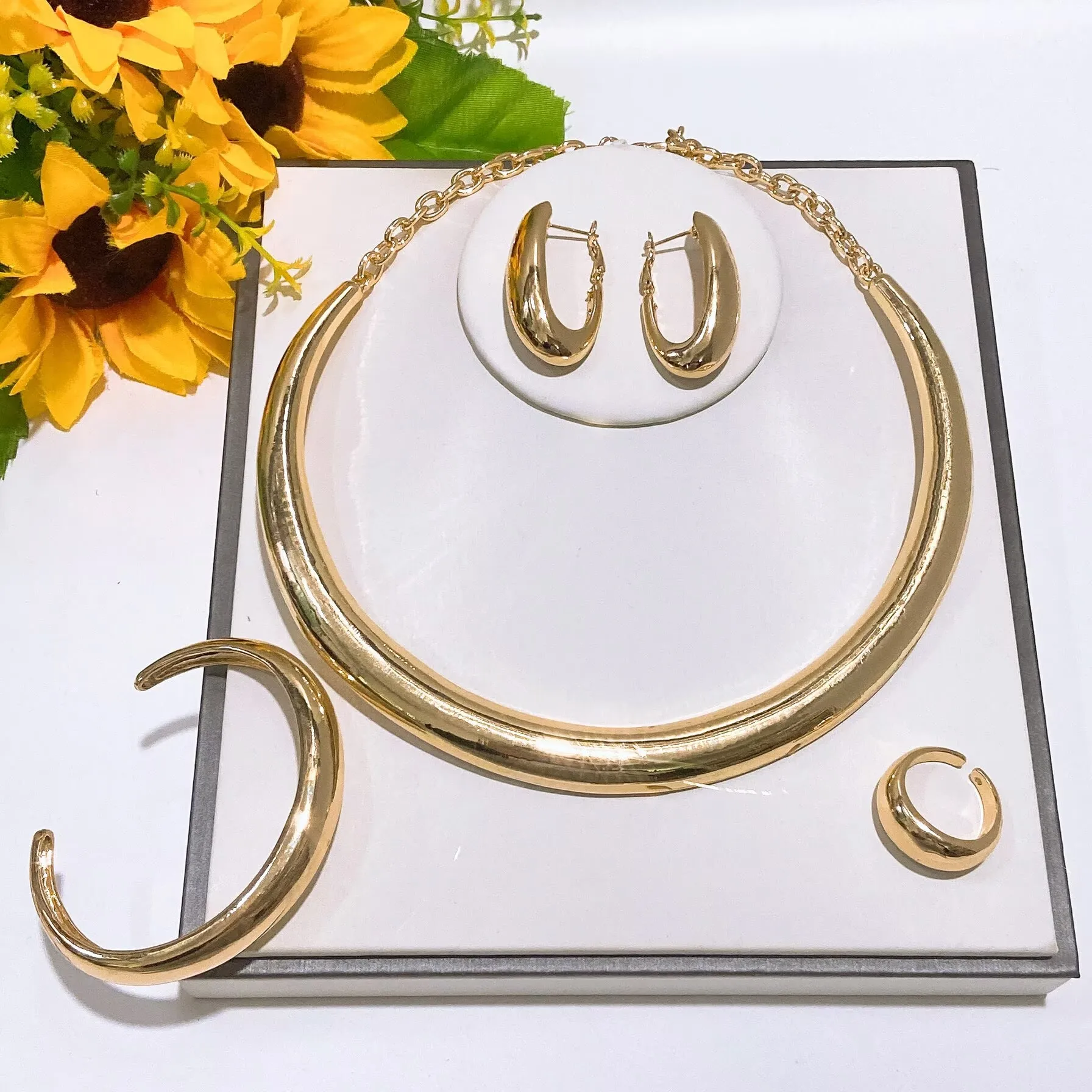 

Ювелирный набор Yulaili: позолоченное геометрическое колье, серьги-кольца, браслет-манжета, кольцо — модные аксессуары для женщин HV26008