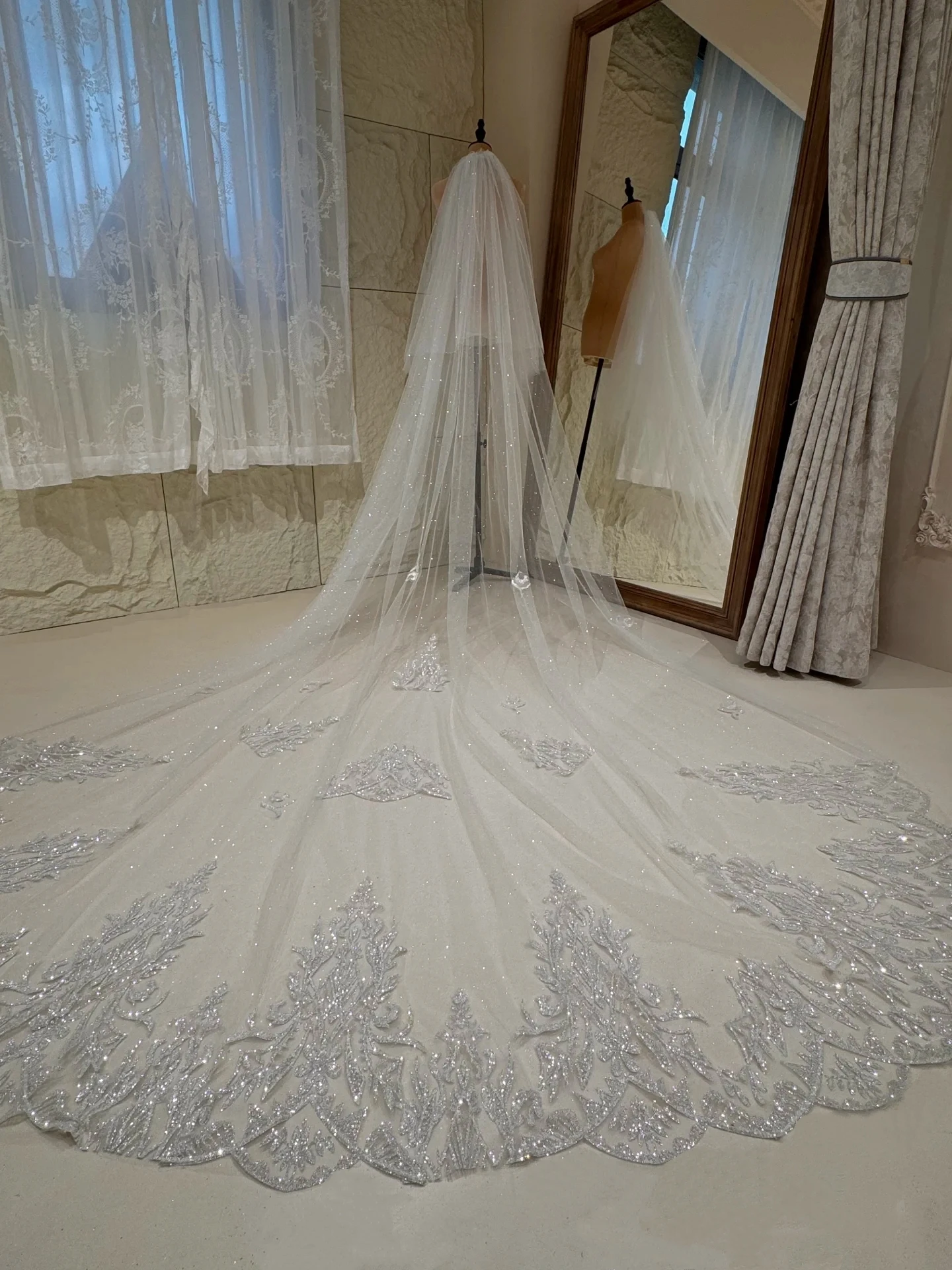 หรูหราลูกปัดขอบลูกไม้ผ้าคลุมหน้างานแต่งงาน 350 ซม.ยาว 2 ชั้น Cathedral ผ้าคลุมหน้าเจ้าสาวด้วยหวี Real Photo