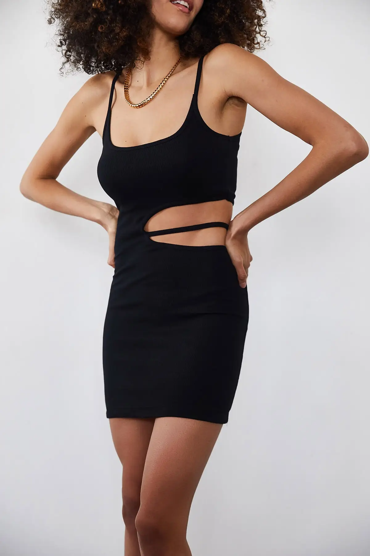 ผู้หญิงสีดำ Pile รายละเอียดสายคล้องชุดสไตล์ Flamboyant เซ็กซี่2022ชุดชุดที่มีคุณภาพสูง