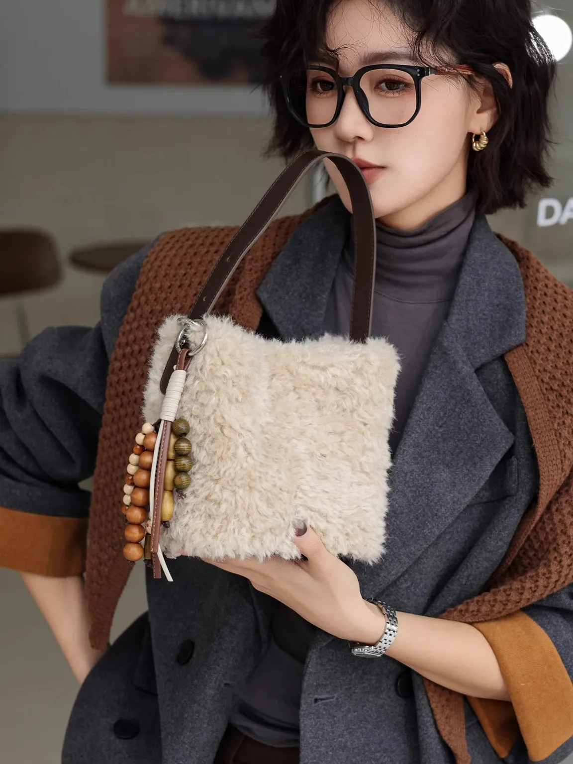 

Ladies Furry oulder Crossbody Bag Ele Lad Soft Leather Handbag Luxury Sle Detachable Strap Casual Scene Buet ape