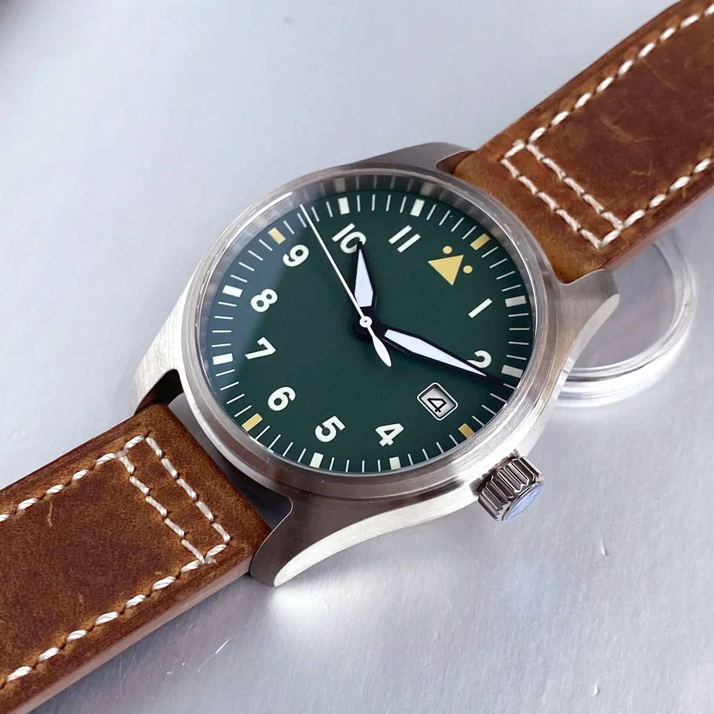 ที่กําหนดเอง 39 มม.20BAR SWIM Aviator สไตล์ Dark สีเขียว Dial ตัวเลขอาหรับ Sapphire Glass NH35A การเคลื่อนไหวนาฬิกาสําหรับชาย