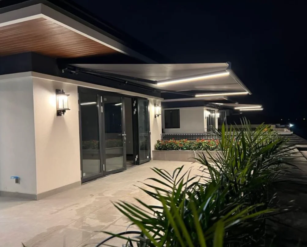 

Премиальные моторизованные выдвижные маркизы с LED-подсветкой: решение для улицы, террасы и балкона, с покрытием и отделкой из ткани.