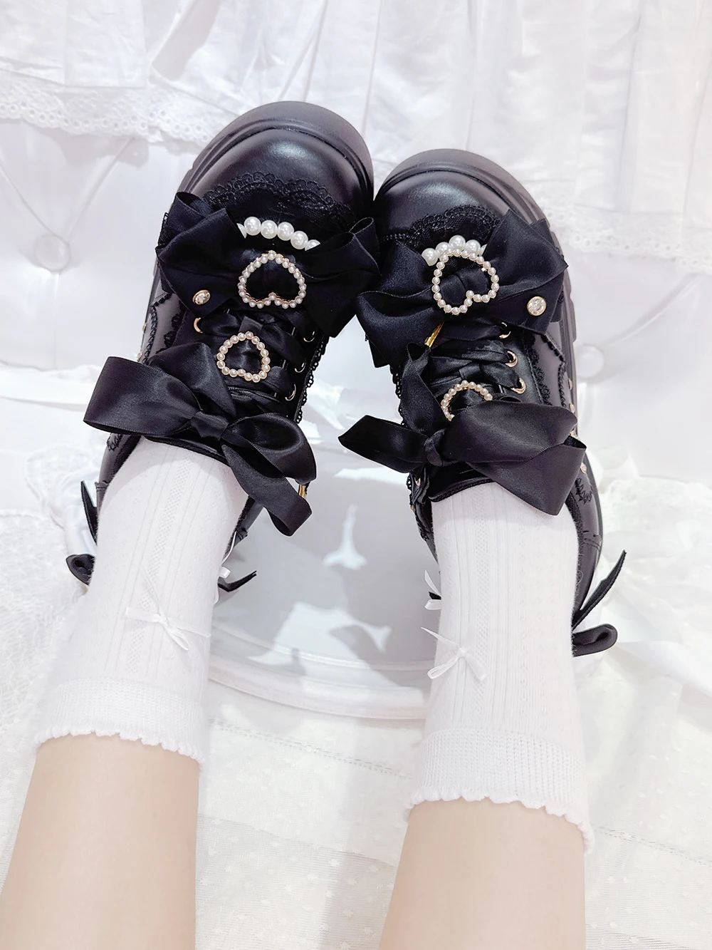 Scarpe con plateau a bocca profonda con fiocco Lolita originale giapponese con strass e perle Scarpe da muffin primavera autunno Scarpe da donna versatili con bocciolo