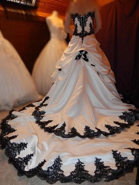 Vintage Wedding Dress Gothic Black and White Bridal Gowns Back Lace Up Corset Customized Robe De Mariage Chapel Train - view 4