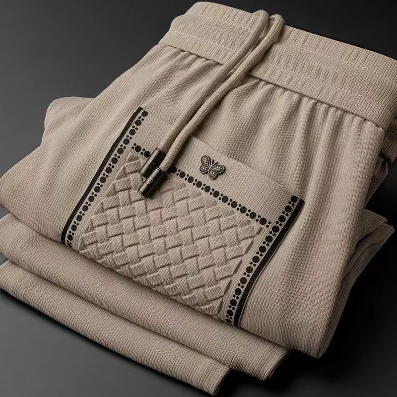 Light Luxury 2024 primavera e autunno Fashion Brand ricamo pantaloni Casual pantaloni morbidi lisci in seta da uomo pantaloni sportivi di fascia alta