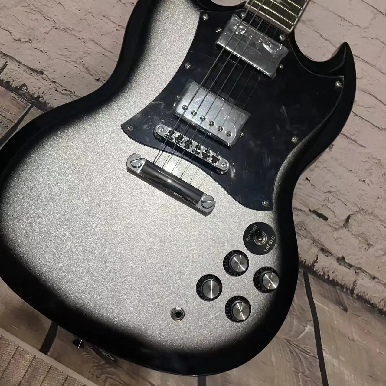 In stock, 6-chord SG electric guitar, black circle plated with satin silver pink body, with real shipping pictures. Order and sh