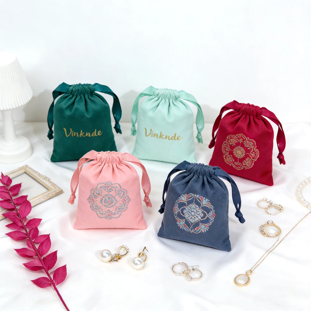 

50 шт. 5x7 см Мешочки на шнурке с индивидуальным логотипом для ювелирных изделий, бархатные фланелевые мешочки с лентой, органайзеры для серег и косметики, упаковка для бутиков