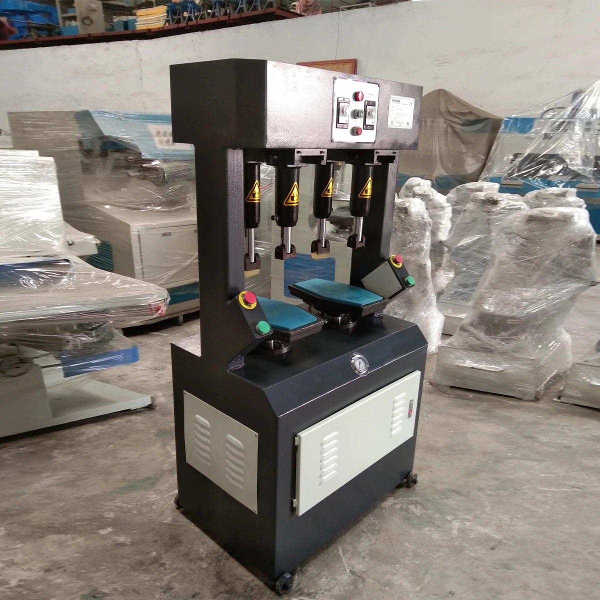 هذه آلة صنع الأحذية مخصصة لعمليات خياطة النعل الخارجي المصنوعة من المطاط EVA والمواد اللاصقة