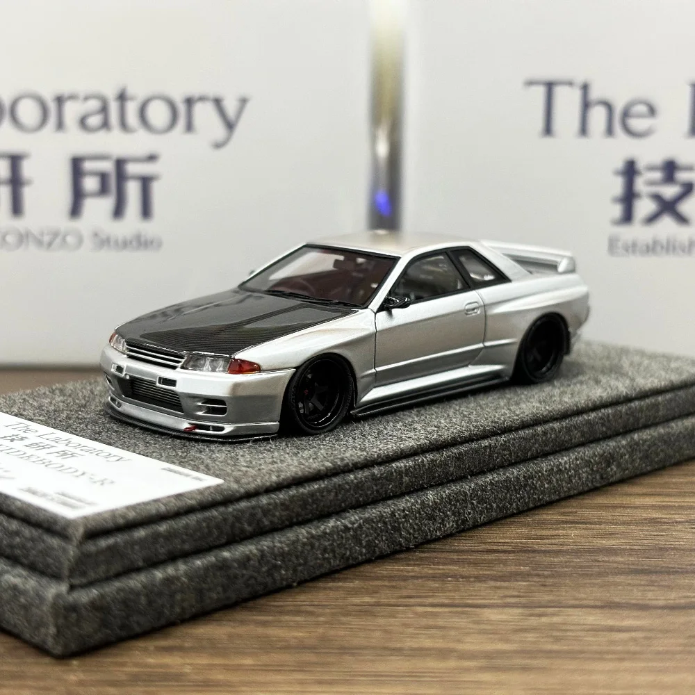 Le laboratoire 1:64 Garage actif à corps large R32 argent couverture en carbone résine modèle de voiture en 2025