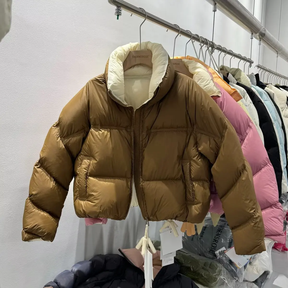 سميكة الشتاء نمط جديد عادية كتلة اللون معطف قصير الوقوف طوق الخبز نمط ملابس خارجية لشخصيات صغيرة في 2025 #2